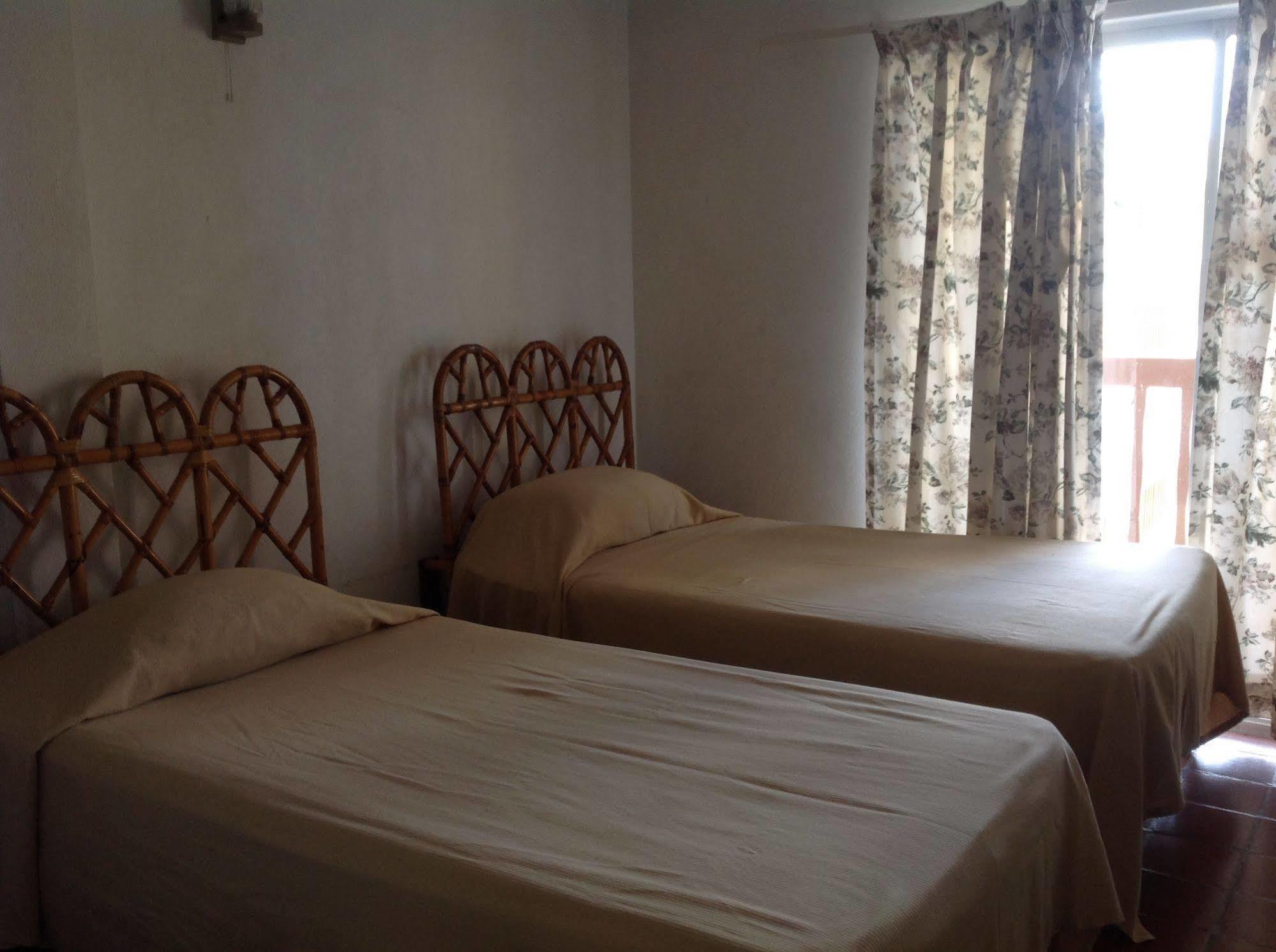 Oistins Carib Blue Apartments מראה חיצוני תמונה