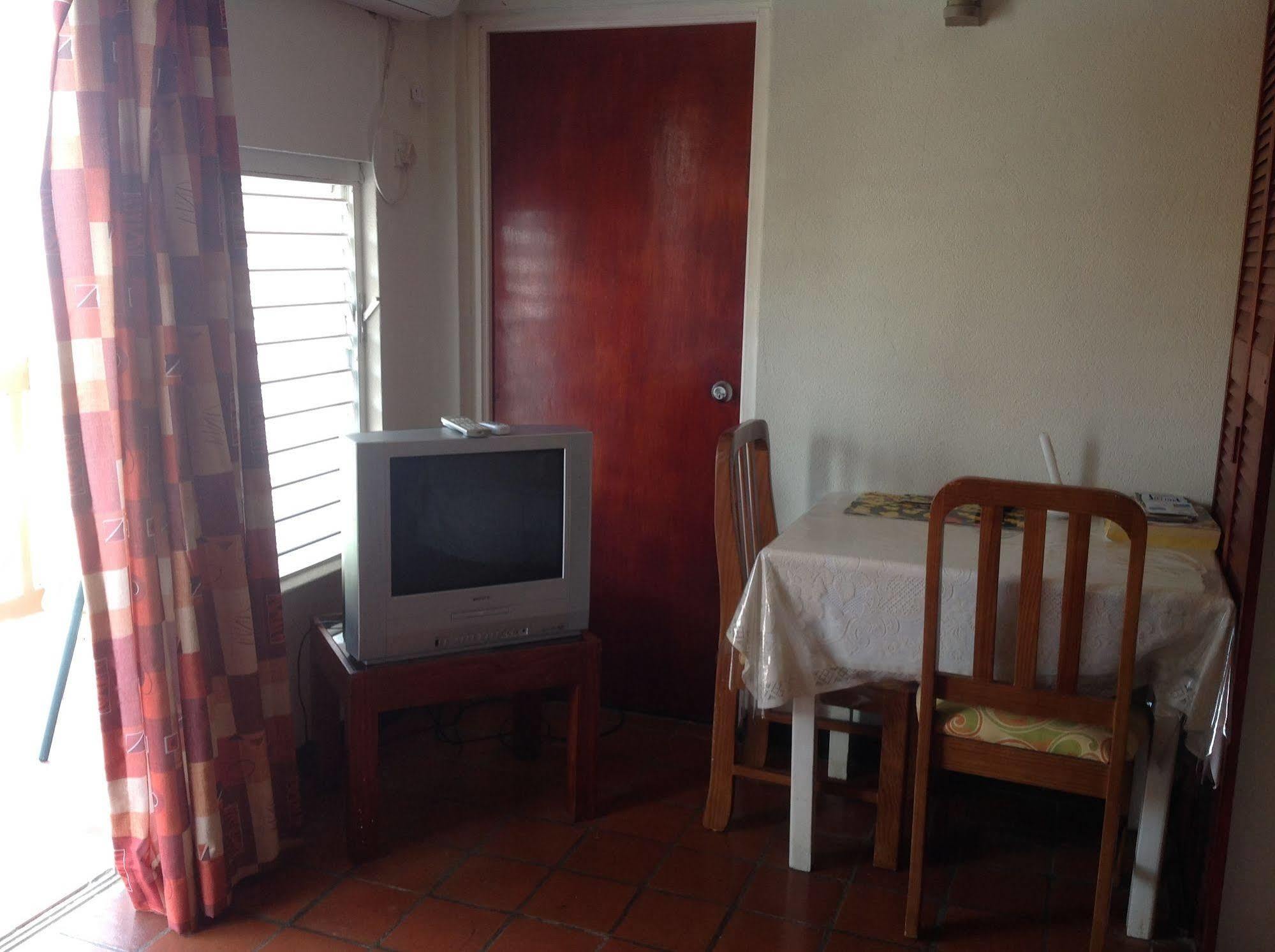 Oistins Carib Blue Apartments מראה חיצוני תמונה