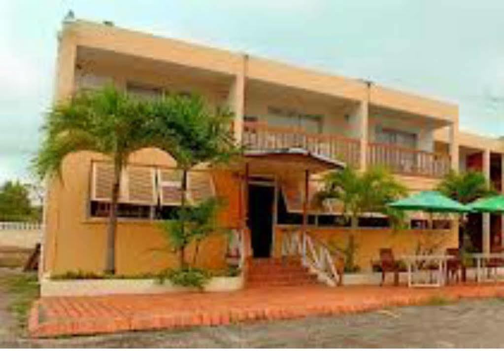 Oistins Carib Blue Apartments מראה חיצוני תמונה