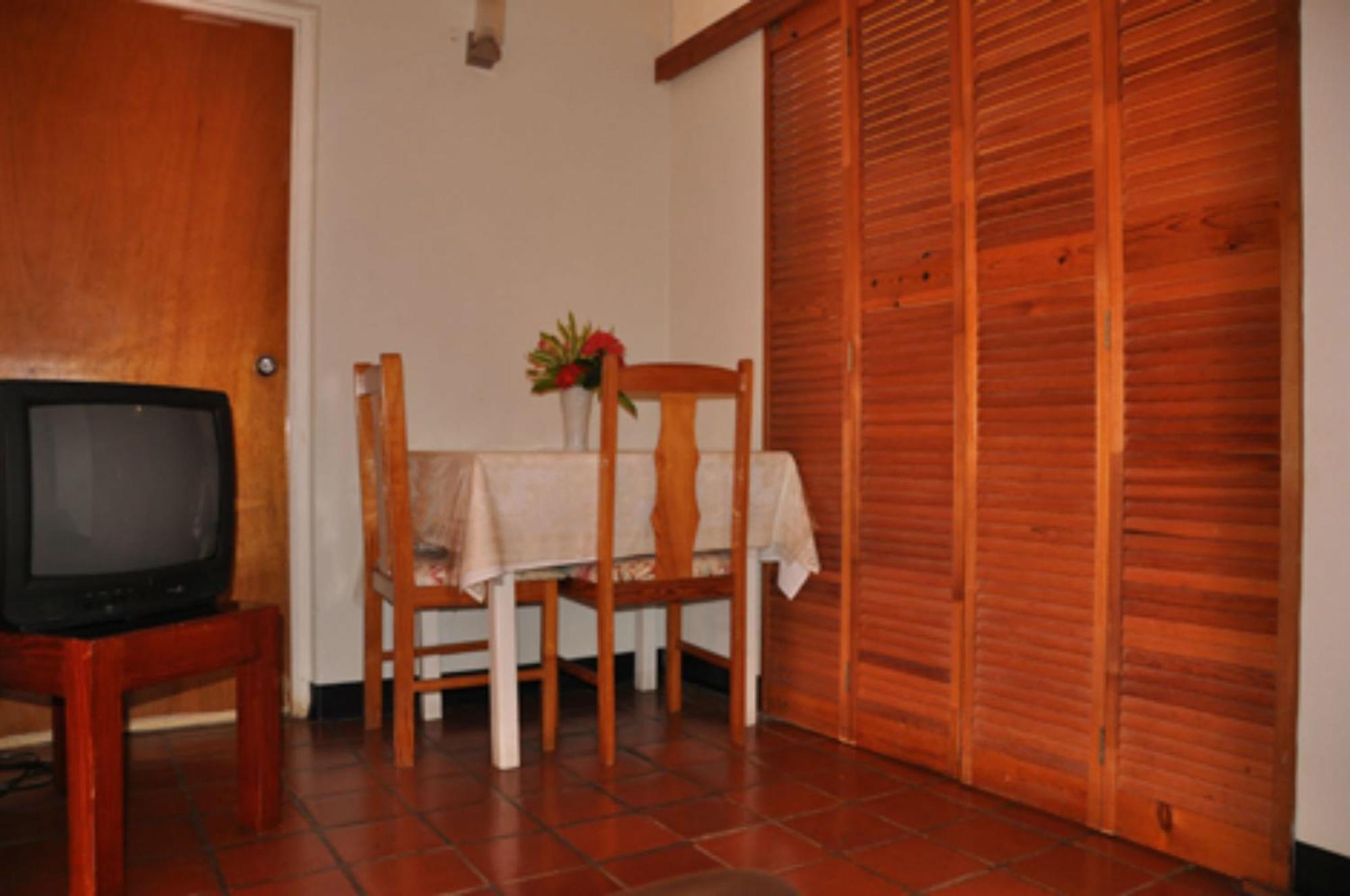 Oistins Carib Blue Apartments מראה חיצוני תמונה
